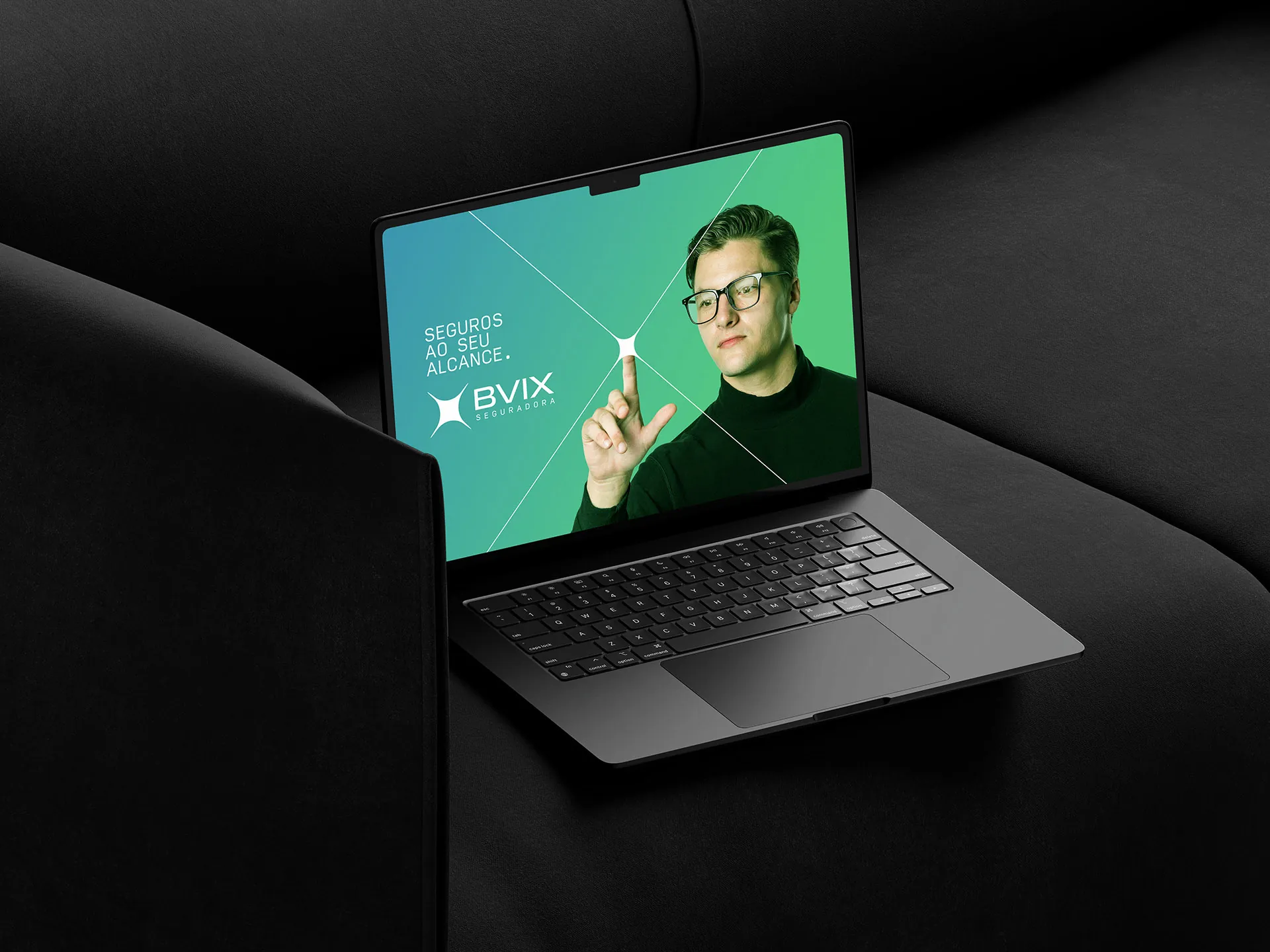 Campanha da BVIX em tela de notebook sobre poltrona