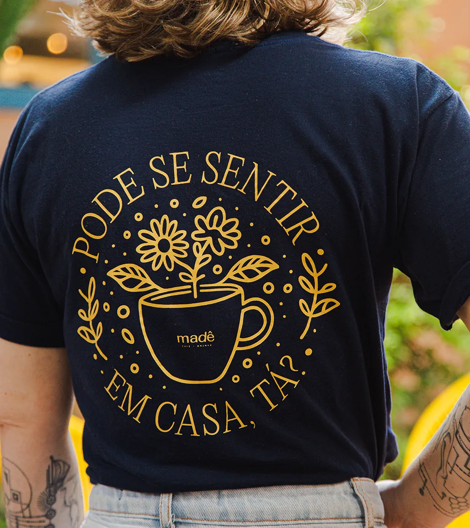 Camiseta com a estampa Pode se sentir em casa, tá?