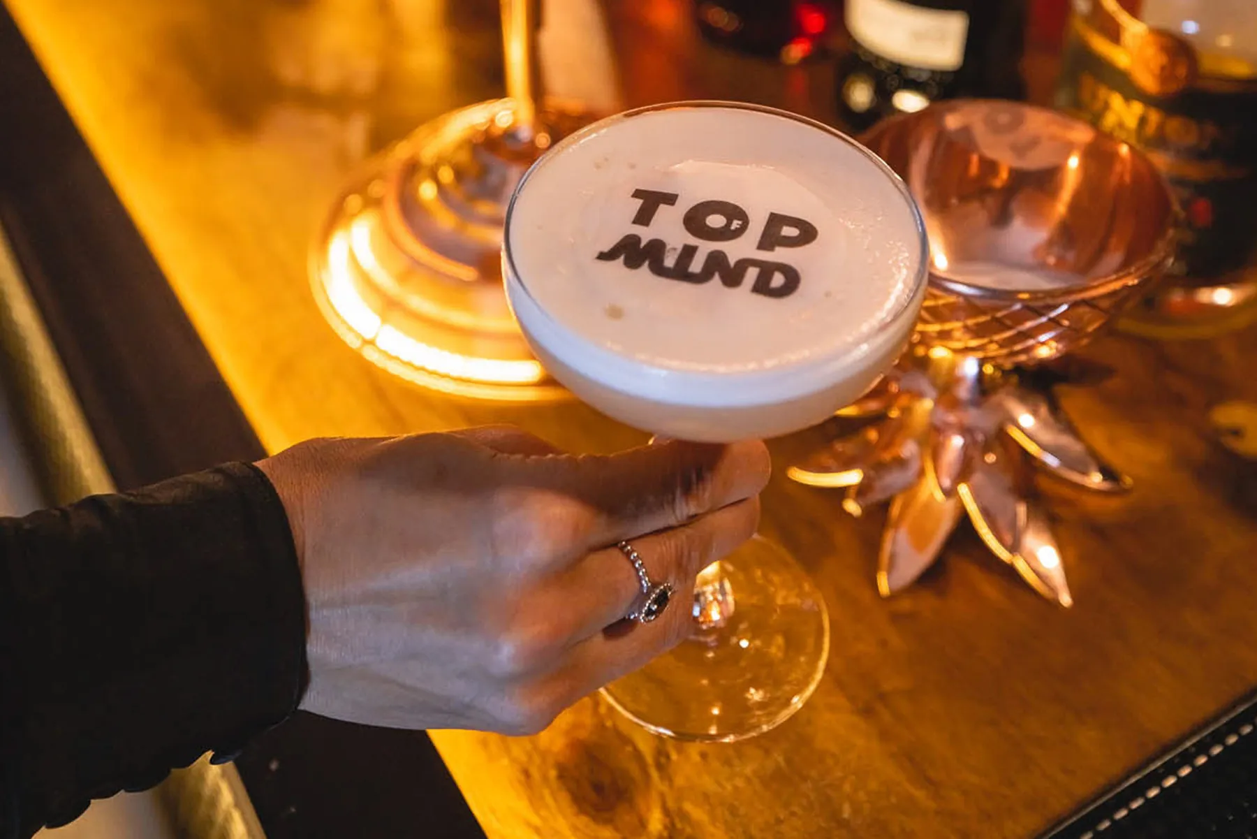 Drink com a marca Top of Mind servido no evento