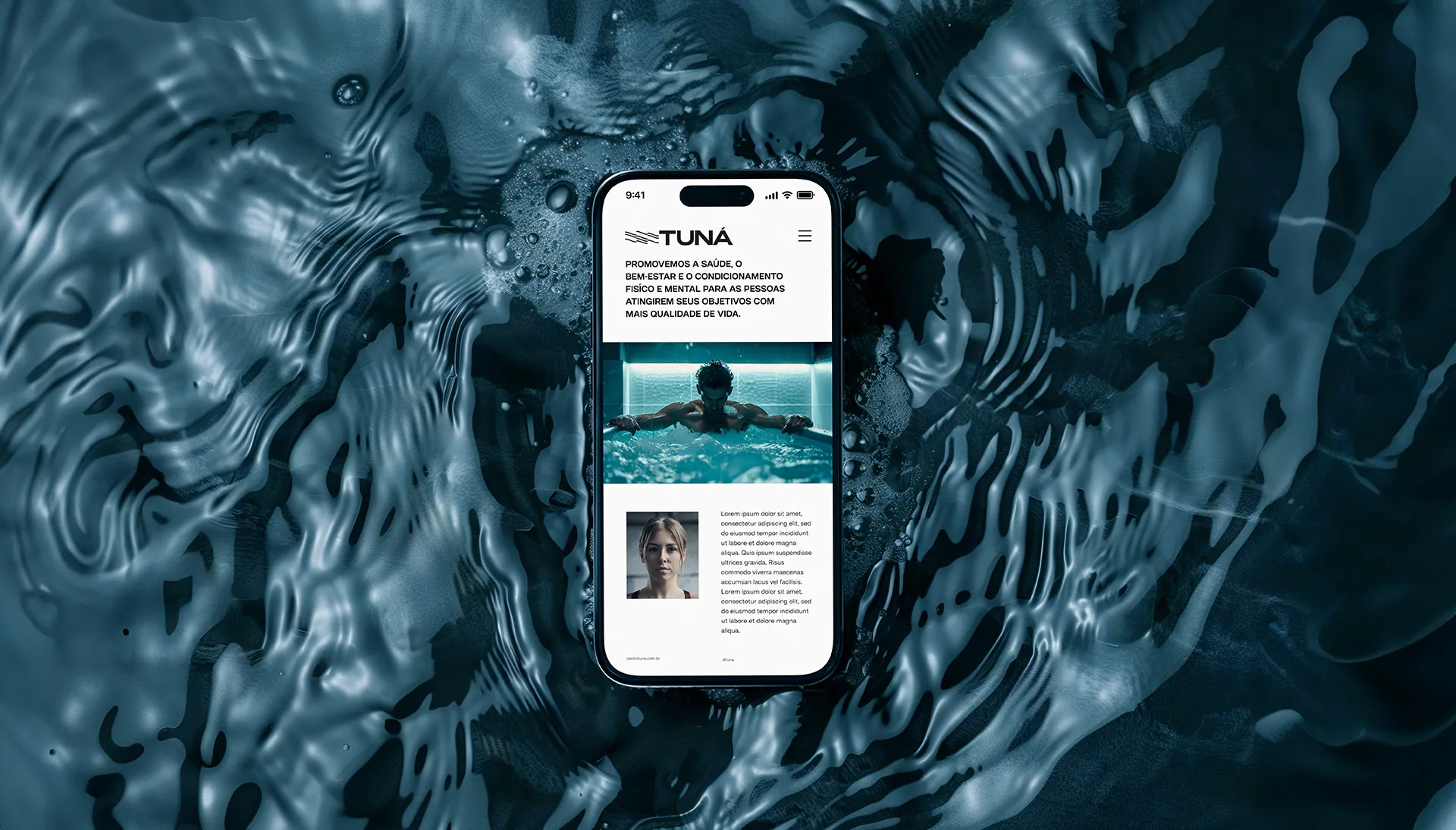 Site da Tuná em celular sobre fundo de água